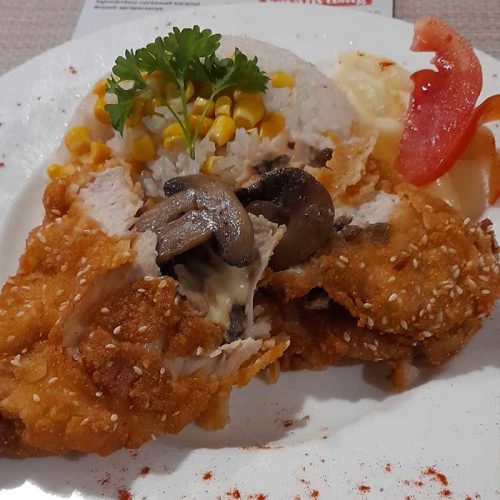   Füstölt sajtos, erdei gombás csirkemell szezámmagos köntösben, gombás rizzsel